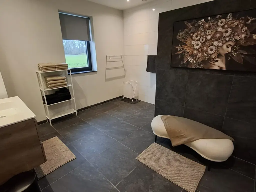 Badkamer met inloopdouche van Op den Wittedijk