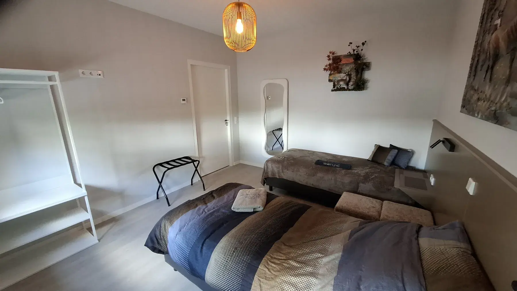 Tweepersoonsbed en ramen in de eerste slaapkamer