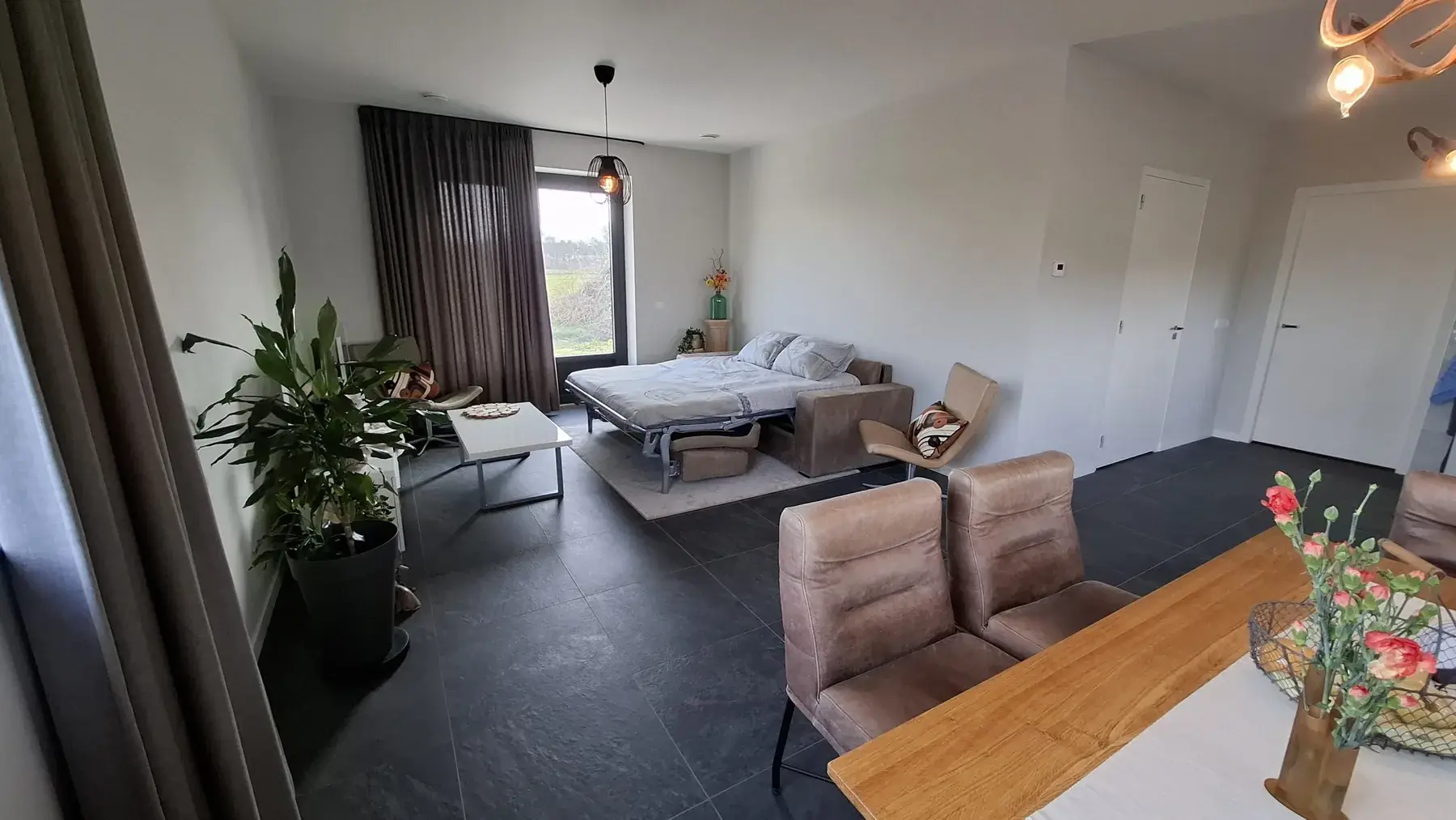 Overzicht van woonkamer en open keuken