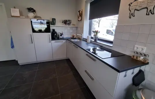Volledig uitgeruste open keuken