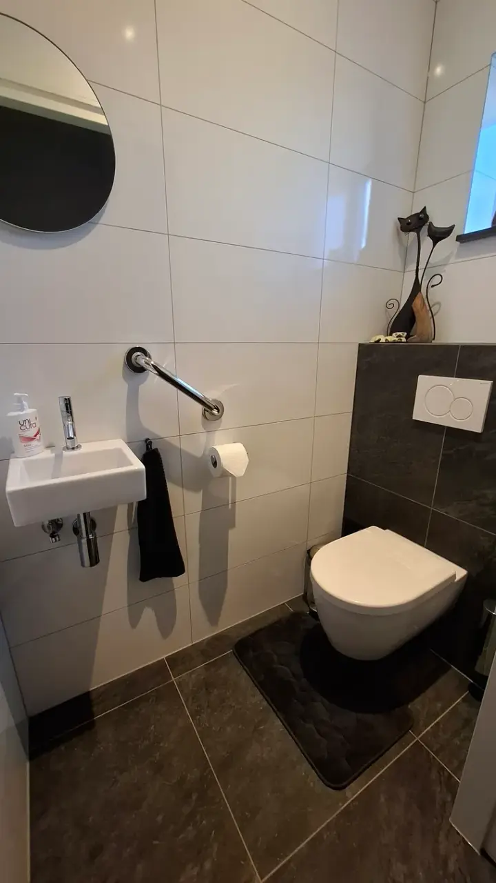 Inloopdouche in de badkamer van opzij gezien