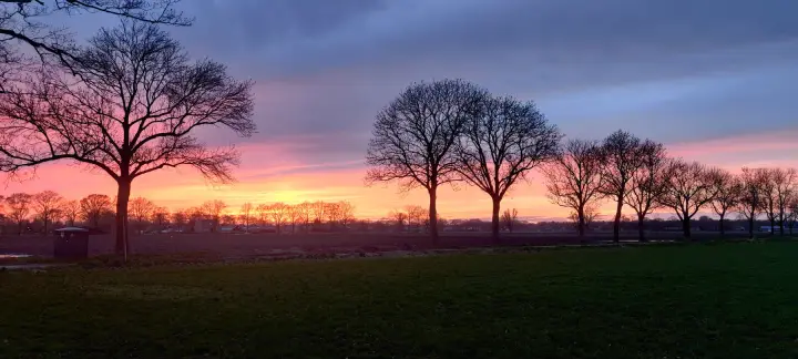 Zonsondergang boven het landschap bij Deurne