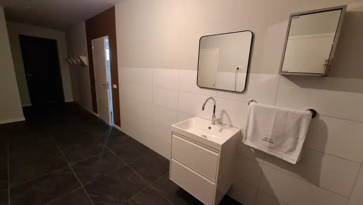 Hal met voordeur en doorgang naar het vakantiehuis