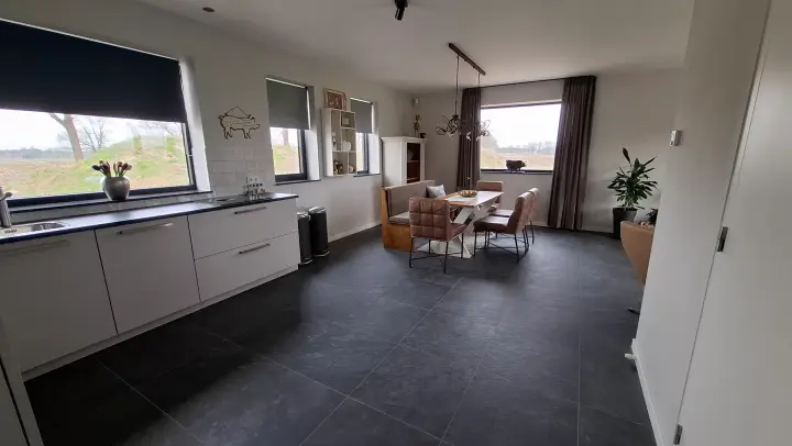 Overzicht van de volledig uitgeruste open keuken