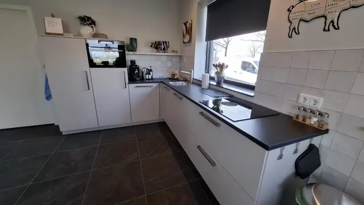 Volledig uitgeruste open keuken