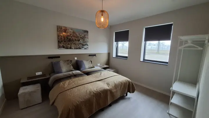 Lichte eerste slaapkamer met tweepersoonsbed