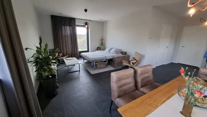 Overzicht van woonkamer en open keuken