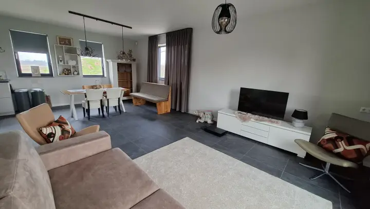 Zithoek met televisie in de woonkamer