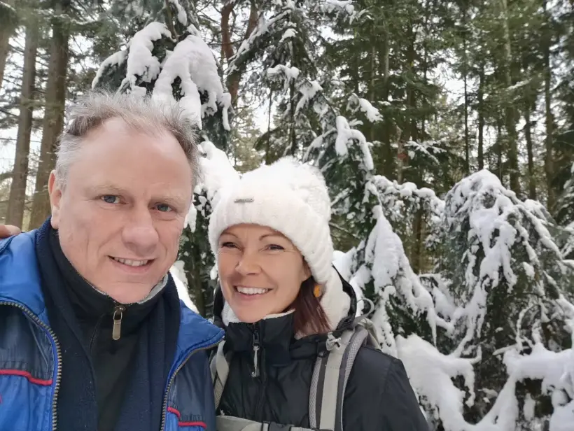 De eigenaren van Op den Wittedijk samen in een besneeuwd bos